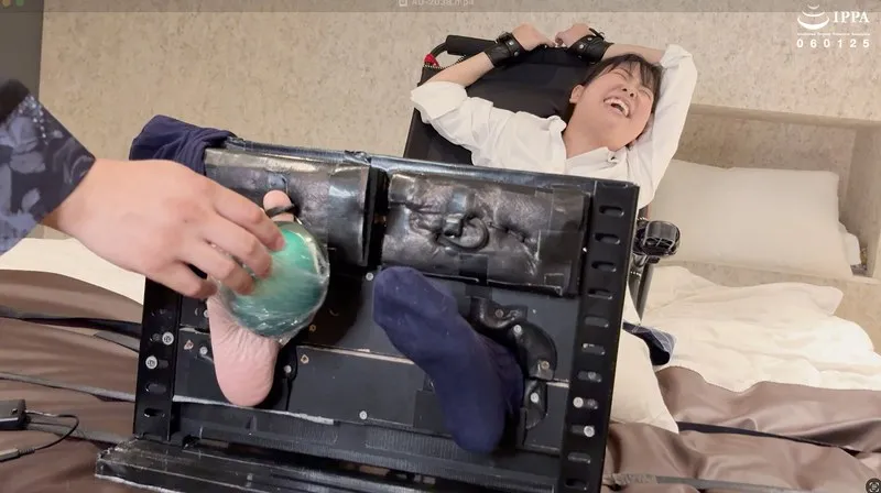 谷田かりな - 「【くすぐり】足枷拘束でも大暴れ！ぐったりするまでくすぐりつくす！」わかしラボWAKA-083谷田かりな（3） サンプル画像