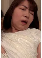大人しい見た目のお堅そうな熟女が一生に一度の経験とAV出演で過呼吸になるほど一心不乱の腰振り性交！ サンプル画像