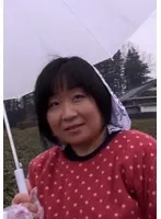 茶畑で農作業中の地味な熟女！密かに欲求不満を募らせAV撮影に応募。恥ずかしさと快感が交差する本能丸出し淫乱中出しSEX！ サンプル画像