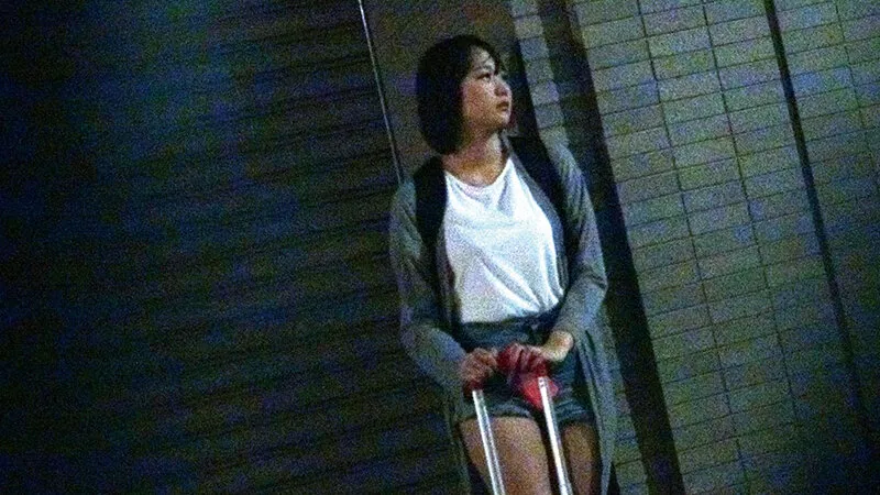素人女性を口説いてSEXしてAV作品を作れ 「終電逃した女性を駅前でナンパしてみた」編完全版［上巻］ サンプル画像 1