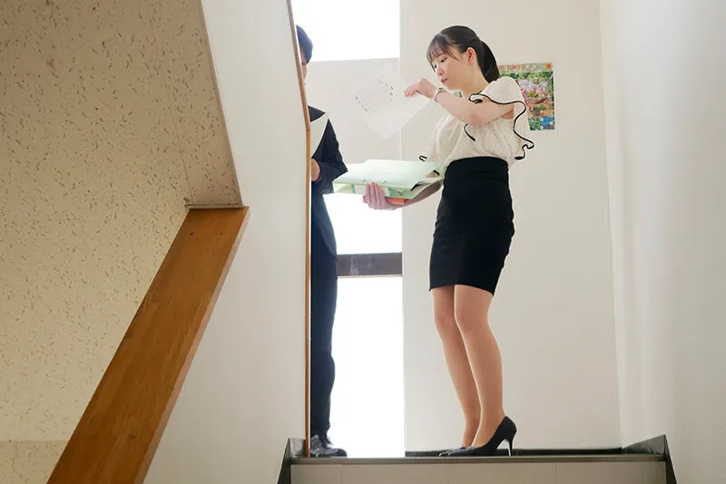 胸チラをしているのに気付かず働く同僚に手を出しちゃった俺 サンプル画像 1