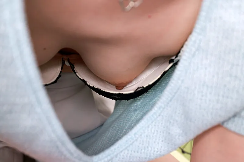 偶然見えた胸チラしている姿に発情しちゃった俺 サンプル画像 2