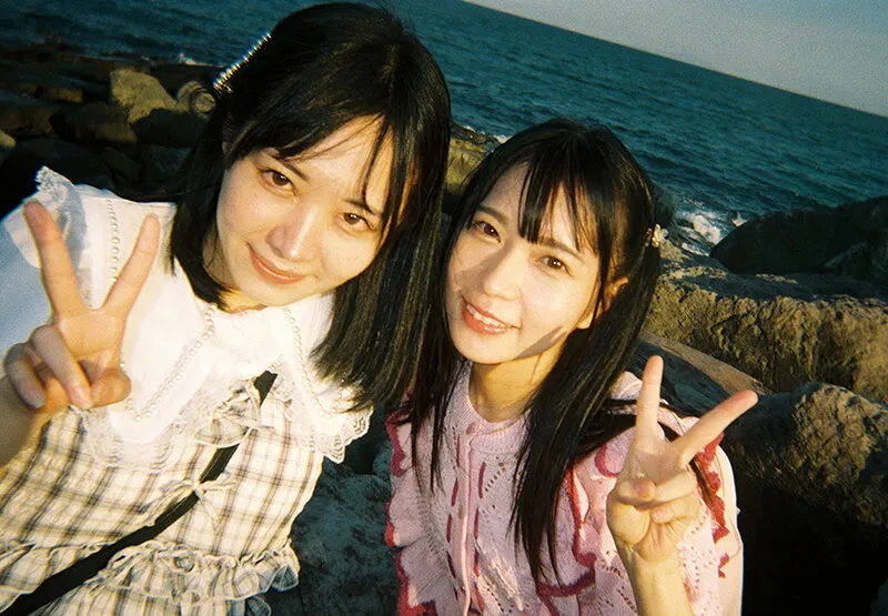 ハニカミ接吻旅行 長年の親友、初めての2人きり旅行…もっと好きを伝えたくて見つめ合ったらずっとキスした1泊2日の物語 円井萌華 日向ひかげ サンプル画像 1