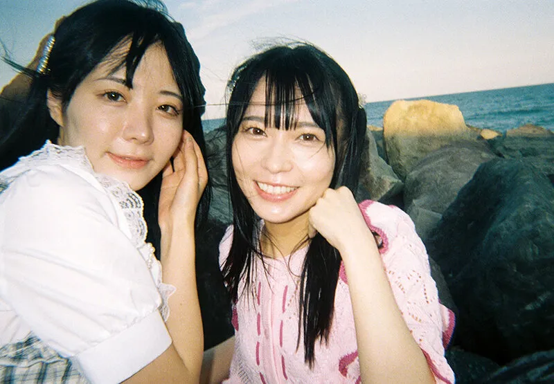 ハニカミ接吻旅行 長年の親友、初めての2人きり旅行…もっと好きを伝えたくて見つめ合ったらずっとキスした1泊2日の物語 円井萌華 日向ひかげ サンプル画像 2