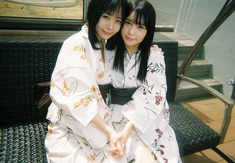 ハニカミ接吻旅行 長年の親友、初めての2人きり旅行…もっと好きを伝えたくて見つめ合ったらずっとキスした1泊2日の物語 円井萌華 日向ひかげ サンプル画像 3