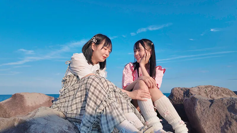 ハニカミ接吻旅行 長年の親友、初めての2人きり旅行…もっと好きを伝えたくて見つめ合ったらずっとキスした1泊2日の物語 円井萌華 日向ひかげ サンプル画像 4