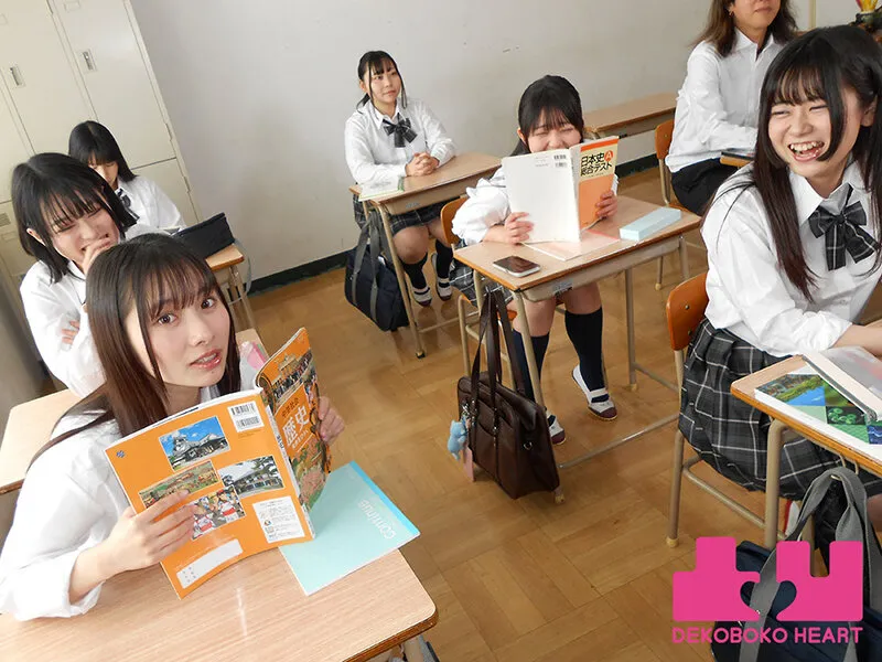 クラスで一番美人なマドンナのパンチラが撮れちゃった！？パンツ写真をオカズにマンズリしていたらバレちゃったけど相互オナニーで好きが溢れて校内レズに発展した 松井日奈子 泉りおん サンプル画像 1