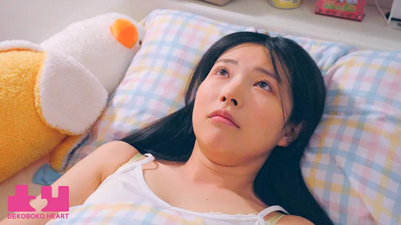 Wカニばさみおまんまんホールドレズ電車 図書館で働く黒髪美少女が同じ車両で偶然出会ったギャルカップルの太ももにはさまれ身動きがとれない状況で挟み撃ちレズ開発された 皆月ひかる 和久井美兎 江戸川もなか サンプル画像 10