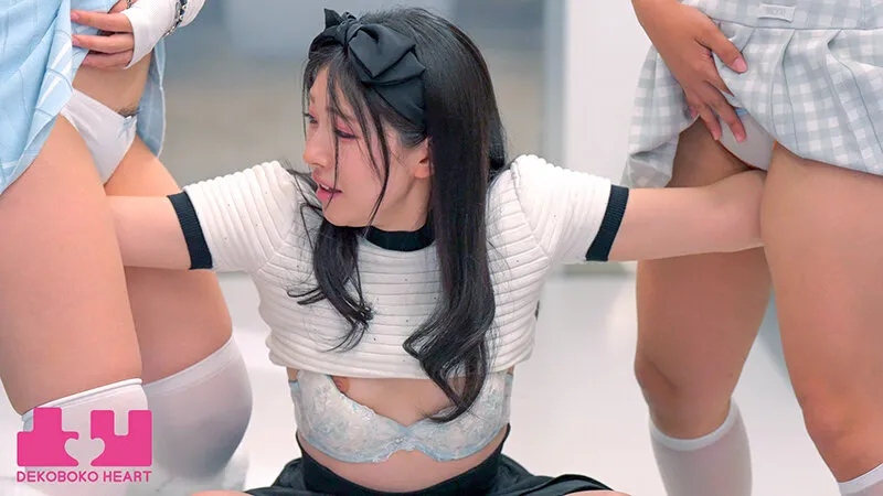 Wカニばさみおまんまんホールドレズ電車 図書館で働く黒髪美少女が同じ車両で偶然出会ったギャルカップルの太ももにはさまれ身動きがとれない状況で挟み撃ちレズ開発された 皆月ひかる 和久井美兎 江戸川もなか サンプル画像 16