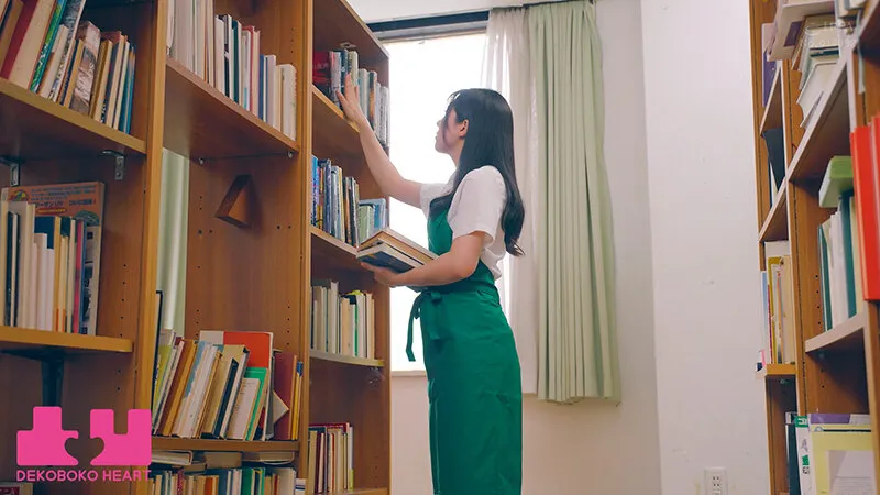 Wカニばさみおまんまんホールドレズ電車 図書館で働く黒髪美少女が同じ車両で偶然出会ったギャルカップルの太ももにはさまれ身動きがとれない状況で挟み撃ちレズ開発された 皆月ひかる 和久井美兎 江戸川もなか サンプル画像 3