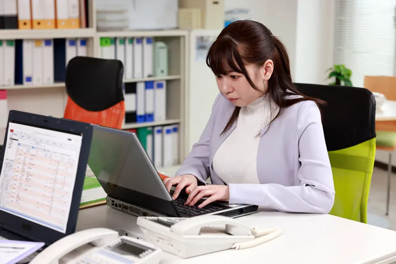 巨乳こそ正義 新卒社員はIカップで敏感体質 小坂ひまり サンプル画像 1