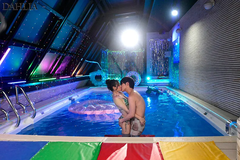 妻の大親友がナイトプールで逆NTR『脱いだらモデル級のビキニ姿に興奮して勃起しているのがバレて…笑顔の誘惑に我慢できず何度も浮気中出ししちゃいました。』 三葉ちはる サンプル画像 6