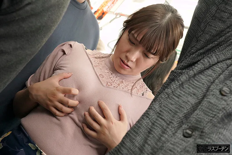 満員電車で前後を挟まれ羽交いじめ乳首開発される巨乳美女2 橘内ひなた サンプル画像 10