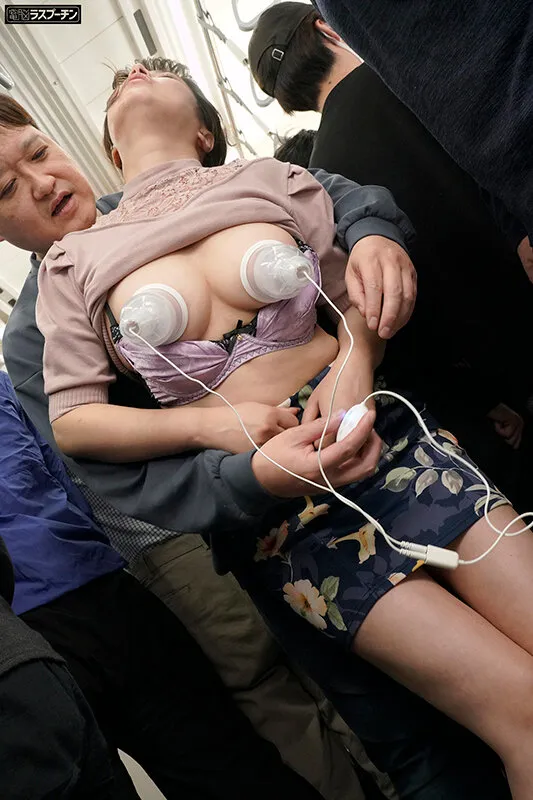 満員電車で前後を挟まれ羽交いじめ乳首開発される巨乳美女2 橘内ひなた サンプル画像 11