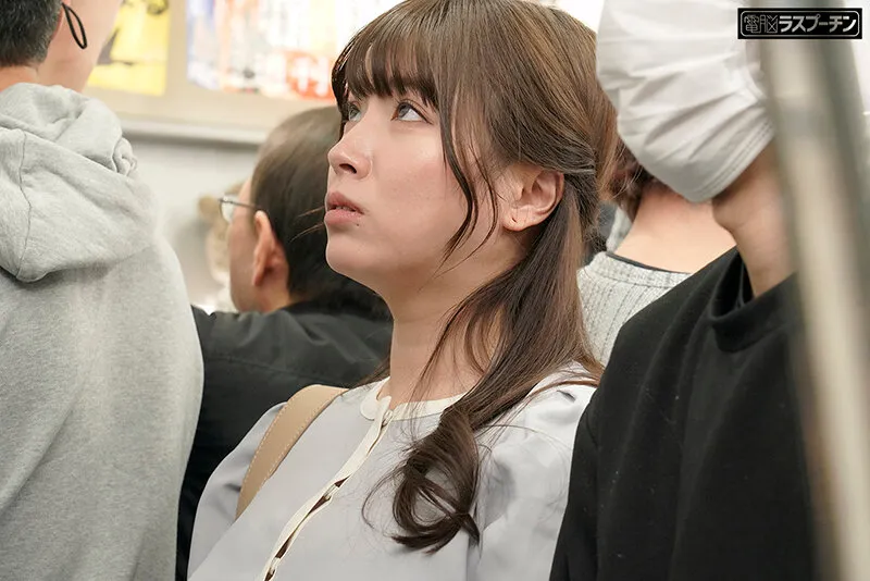 満員電車で前後を挟まれ羽交いじめ乳首開発される巨乳美女2 橘内ひなた サンプル画像 2