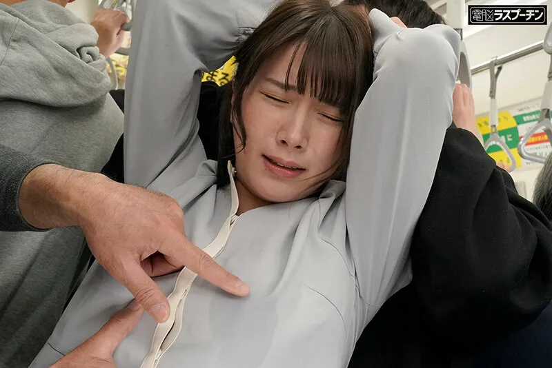 満員電車で前後を挟まれ羽交いじめ乳首開発される巨乳美女2 橘内ひなた サンプル画像 3