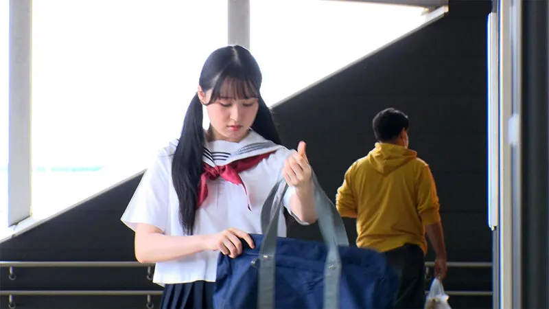 完全着衣内アングル！先端が自在に動くファイバースコープで敏感な乳首を責められ恥ずかしがりながらも感じてしまうセーラー服ちっぱい美少女 川上しずく サンプル画像 2