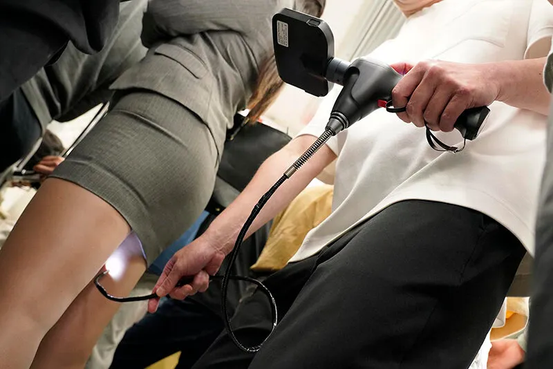 完全着衣内アングル！先端が自在に動くファイバースコープで敏感な乳首を責められ恥ずかしがりながらも感じてしまうスーツ系ちっぱい美女 雨村梨花 サンプル画像 3