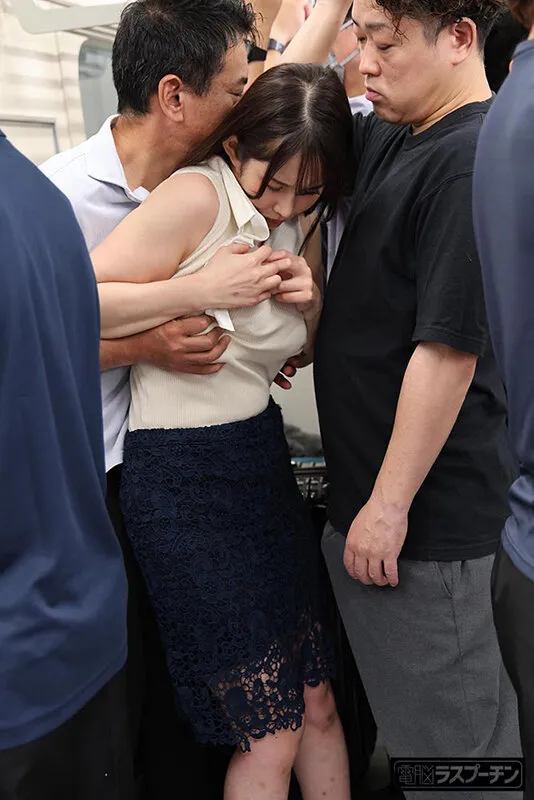 満員電車で吊り革にぶら下げられ両乳首同時開発のすえ無念の発情してしまった巨乳美女4 二羽紗愛 サンプル画像 3