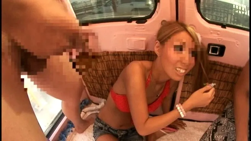 街中ゲリラ路上ナンパ兵器 マジックミラー便 2010王道 in湘南・逗子海岸 真夏の日焼けビキニギャル！海から1分！グラマラス素人恥じらい祭り！！ サンプル画像 19