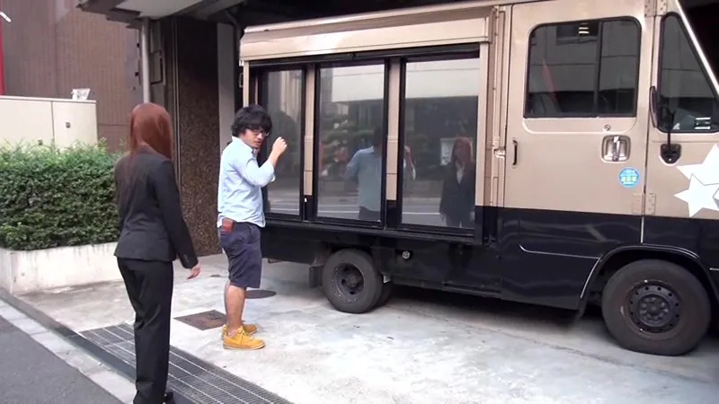 AV史上最軟体！！マジックミラー便の鏡の前でダンスの練習をしている 現役軟体素人OLチアガール AV debut！！！ サンプル画像 1