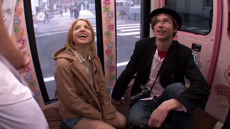 初入国5秒でAVデビュー！国際空港で見つけたNY在住の米国人カップル！ブロンド美少女を日本人チ●ポがボーイフレンドの目の前で寝取って生中出し！［マジックミラー便特別企画］ サンプル画像 1