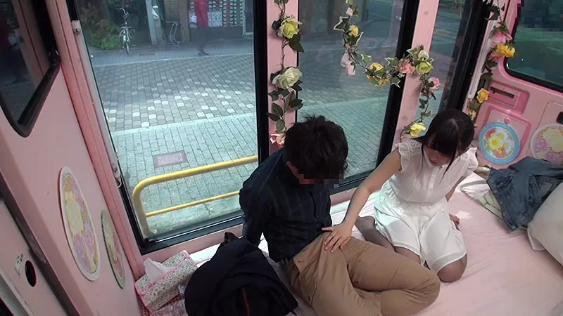 一般男女モニタリングAV×マジックミラー便コラボ企画 路上実験！素敵な出会いを求める素人女子大生が生まれて初めての逆ナンパにチャレンジ！初対面の男性に出会った瞬間緊張のセックス交渉 サンプル画像 1