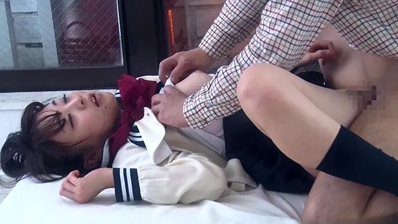 一般男女モニタリングAV マジックミラーの向こうには再婚したての母親！女子校生の娘と新しいお父さんが2人っきりの密室で1発10万円の連続射精SEXに挑戦！ サンプル画像 9