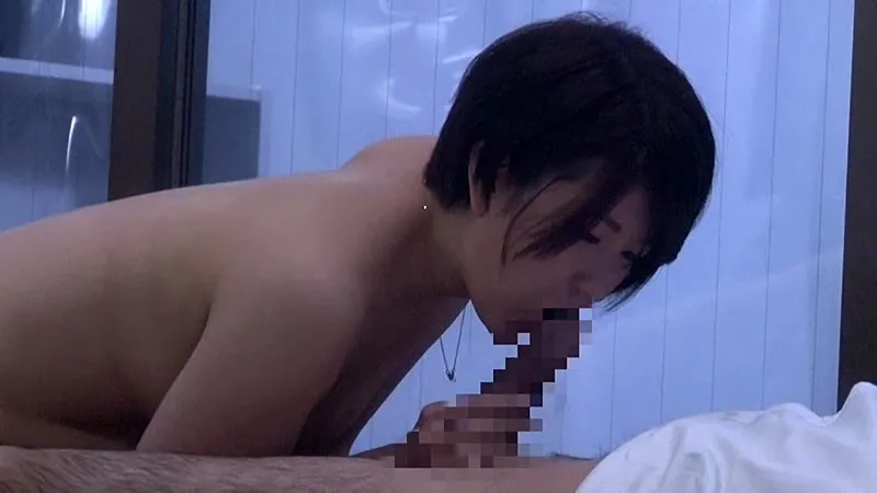 一般男女モニタリングAV マジックミラーの向こうには愛する旦那！ 上司自慢の美しい奥さまと若い部下が2人っきりの密室で素股に挑戦！「擦るだけなら浮気じゃないよね…？」今まで一度も浮気したことのない貞淑妻が働き詰めで溜まった勃起チ○ポを擦りつけられて… サンプル画像 14