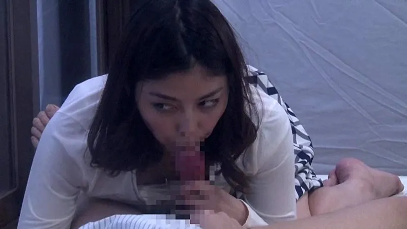 一般男女モニタリングAV マジックミラーの向こうには愛する旦那！ 上司自慢の美しい奥さまと若い部下が2人っきりの密室で素股に挑戦！「擦るだけなら浮気じゃないよね…？」今まで一度も浮気したことのない貞淑妻が働き詰めで溜まった勃起チ○ポを擦りつけられて… サンプル画像 19