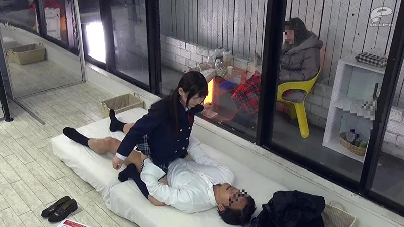 一般男女モニタリングAV マジックミラーの向こうには再婚したての母親！女子校生の娘と新しいお父さんが2人っきりの密室で1発10万円の連続射精SEXに挑戦！2 サンプル画像 3