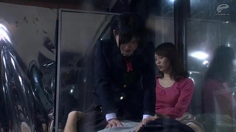 一般男女モニタリングAV マジックミラーの向こうには家族想いの父親！街行く仲良し家族が母娘親子丼3Pに挑戦！童貞息子を母親＆女子校生の妹が連続射精筆おろしできたら100万円！ サンプル画像 19