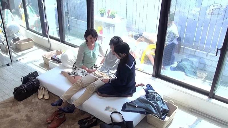 一般男女モニタリングAV マジックミラーの向こうには家族想いの父親！街行く仲良し家族が母娘親子丼3Pに挑戦！童貞息子を母親＆女子校生の妹が連続射精筆おろしできたら100万円！ サンプル画像 3