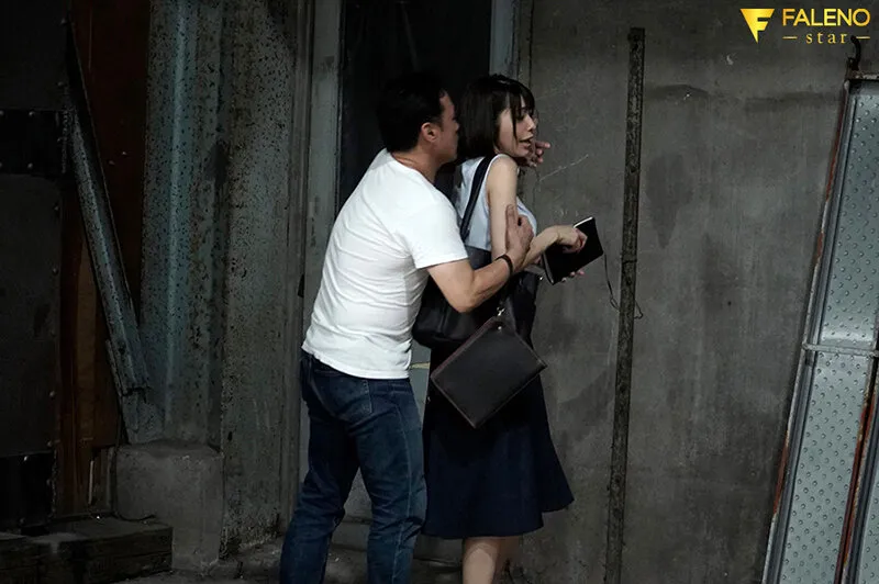 町工場。手錠の鍵は膣の中。あなたは「助けて」と言われ彼女を助けることはできますか？ つばさ舞 サンプル画像 1