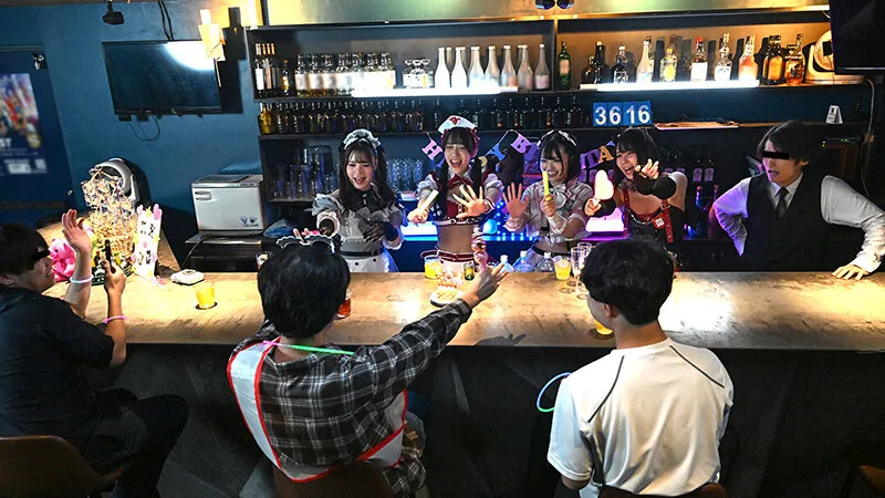 コンカフェ店長とグルで仕込んだ一夜！海外サプリのカクテルでエロ堕ちした地雷系女子店員たちとハメ狂うキメセクパーティ サンプル画像 1