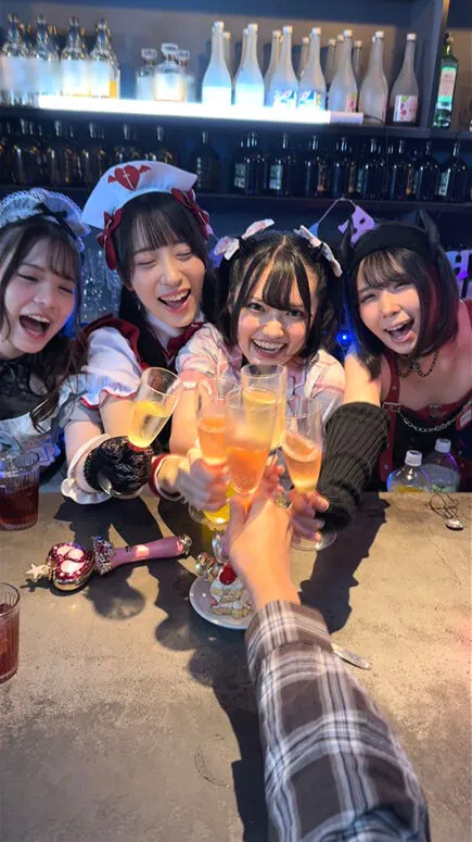 コンカフェ店長とグルで仕込んだ一夜！海外サプリのカクテルでエロ堕ちした地雷系女子店員たちとハメ狂うキメセクパーティ サンプル画像 2