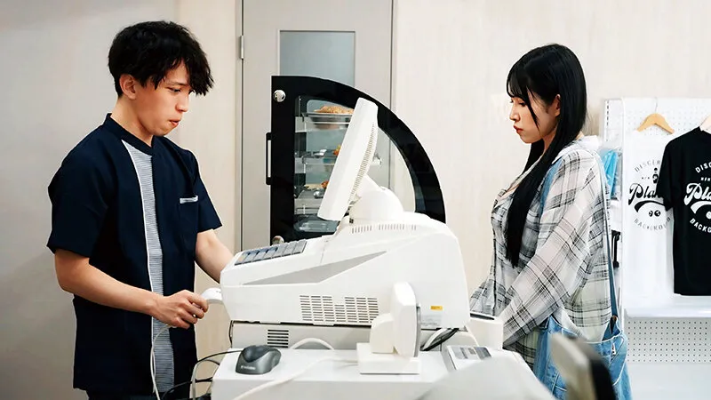 コンビニのバックヤードでセックスをするのが好きな彼女は不倫をしていた。二羽紗愛 サンプル画像 3