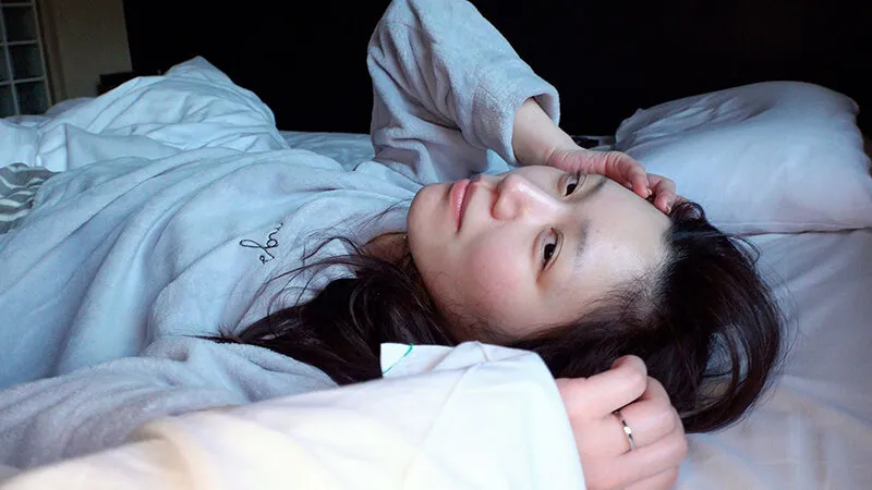 会社の飲み会で酔いつぶれた同じ部署の戸川なみさんをラブホで休ませたら酔った勢いで襲われて少し寝たら正気に戻ったけどSEXの気持ち良さが忘れられず翌朝まで何度も精飲と中出しをした サンプル画像 16