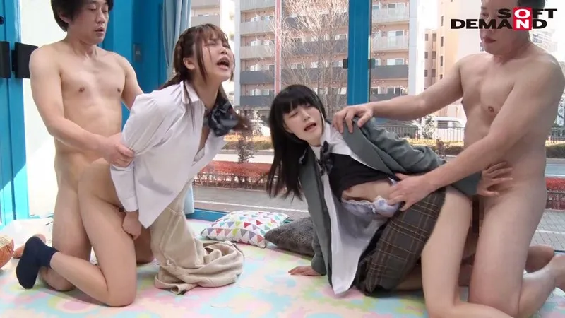 すみれちゃんとひなたちゃん マジックミラー号 修学旅行中に初4Pで初イキ！ サンプル画像 18