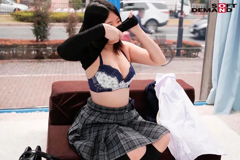 れい おっぱいもみもみインタビュー！いつもは標準語だけど、おっぱいを揉まれだしたら少しずつ関西弁が出てしまい… サンプル画像 2