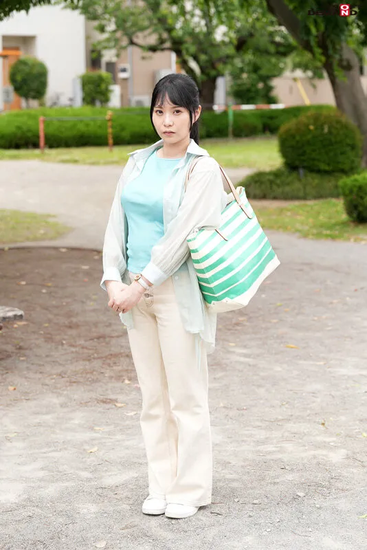 マジックミラー号 初めてのDEEP「乳揉み」 久しぶりに感じた優しくて温かい男の手付きに隠していた欲求不満が爆発！？旦那以外のち○ぽで痙攣イキ【あい編】 サンプル画像 2