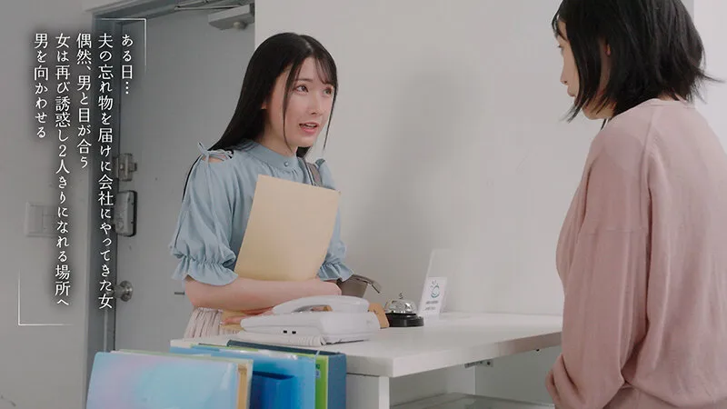 夫が近くで寝てるからコッソリとトロけるまで耳をチンポみたいに舐める‘ミミラチオ’で聴覚から発情させる美人妻 宮西ひかる サンプル画像 5