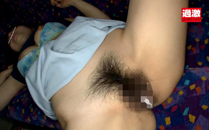 夜行バスで声も出せずイカされた隙に生ハメされた女はスローピストンの痺れる快感に理性を失い中出しも拒めない10 サンプル画像 20