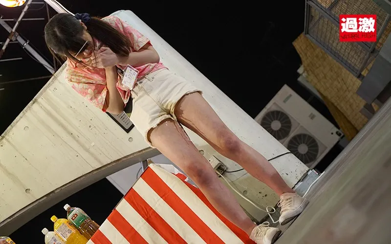 ナチュラルハイ20周年記念作品 接客中に顔を紅潮させながら感じまくるバイト娘 真夏の看板娘中出しSP ～海の家、ガソリンスタンド、祭りの的屋、ビアガーデン～ 総勢27人総集編付き2枚組480分 超豪華版 サンプル画像 18