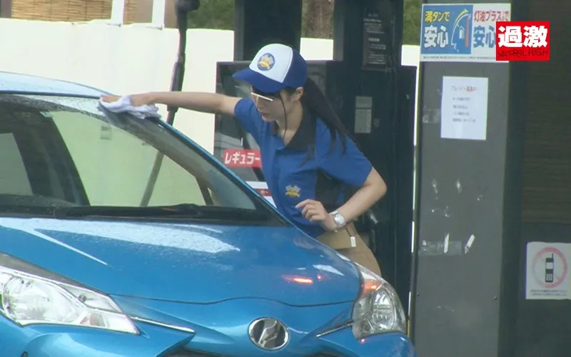 ナチュラルハイ20周年記念作品 接客中に顔を紅潮させながら感じまくるバイト娘 真夏の看板娘中出しSP ～海の家、ガソリンスタンド、祭りの的屋、ビアガーデン～ 総勢27人総集編付き2枚組480分 超豪華版 サンプル画像 8