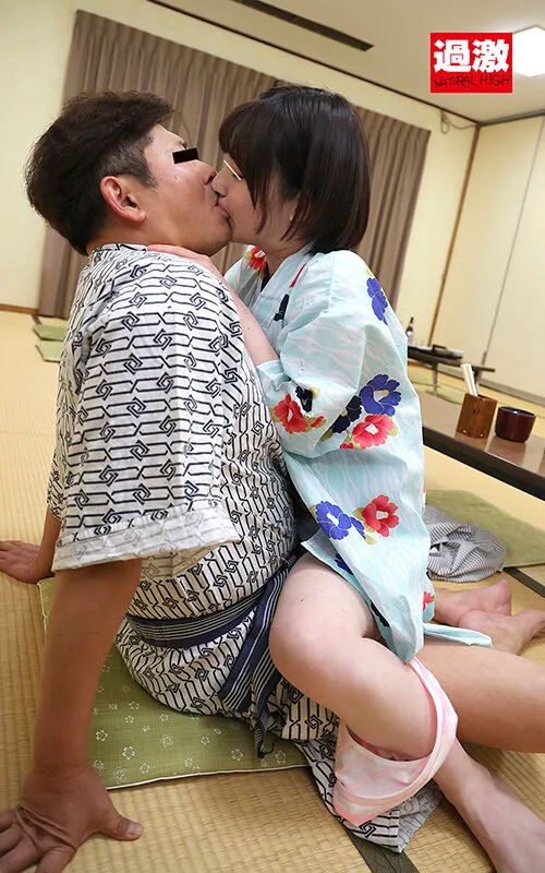 温泉客が居ても浴衣の中の抱っこSEXで挿入して逃がさず何発も膣射させる痴女っこ2 サンプル画像 17