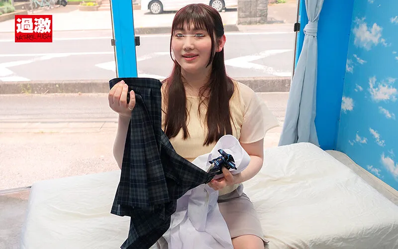 【ゆうゆ24歳】NHマジックミラー号 制服の似合うニューハーフ娘がおちんちん年齢当てに挑戦！Wチ○ポに挟まれ大興奮！初めての串挿し3Pでケツ穴ぱっくり連続ペニキュン中出し サンプル画像 3