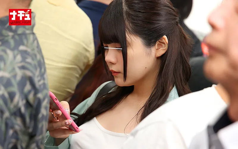 電車の中でインナーを抜き取られ透け巨乳を見られる羞恥で抵抗できないシアーシャツ女子 サンプル画像 13