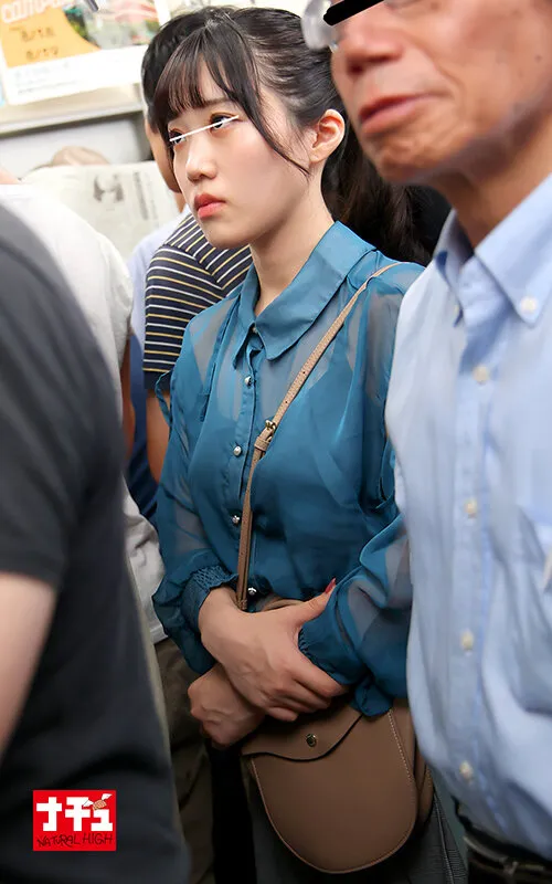 電車の中でインナーを抜き取られ透け巨乳を見られる羞恥で抵抗できないシアーシャツ女子 サンプル画像 8