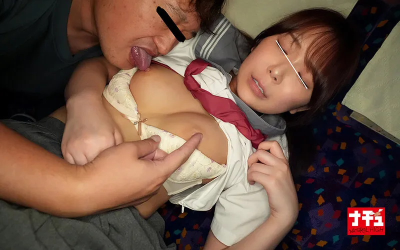 就寝中の夜行バスで指マンされた恐怖に目を開けられず寝たふりしながらイキまくる気弱女子2 サンプル画像 18